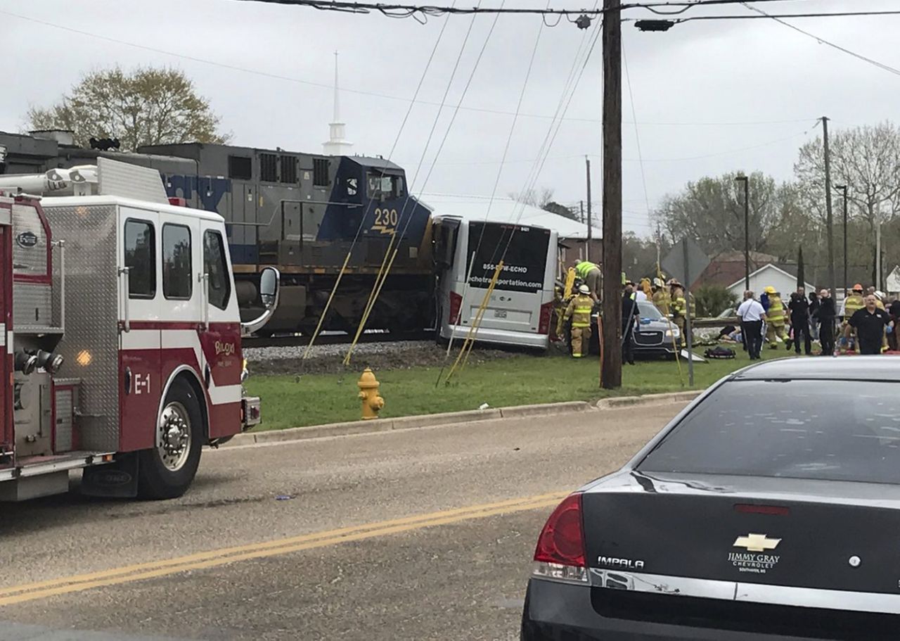 تصادف وحشتناک قطار و اتوبوس در امریکا چندین خانواده را به سوگ نشاند