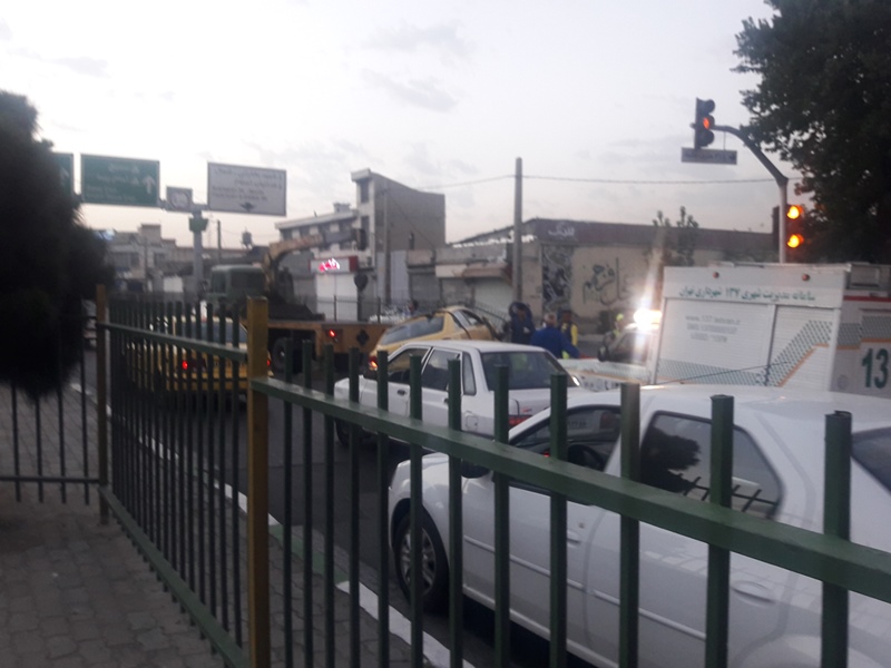 برخورد شدید تاکسی سمند با نرده های ابتدای پل بعثت