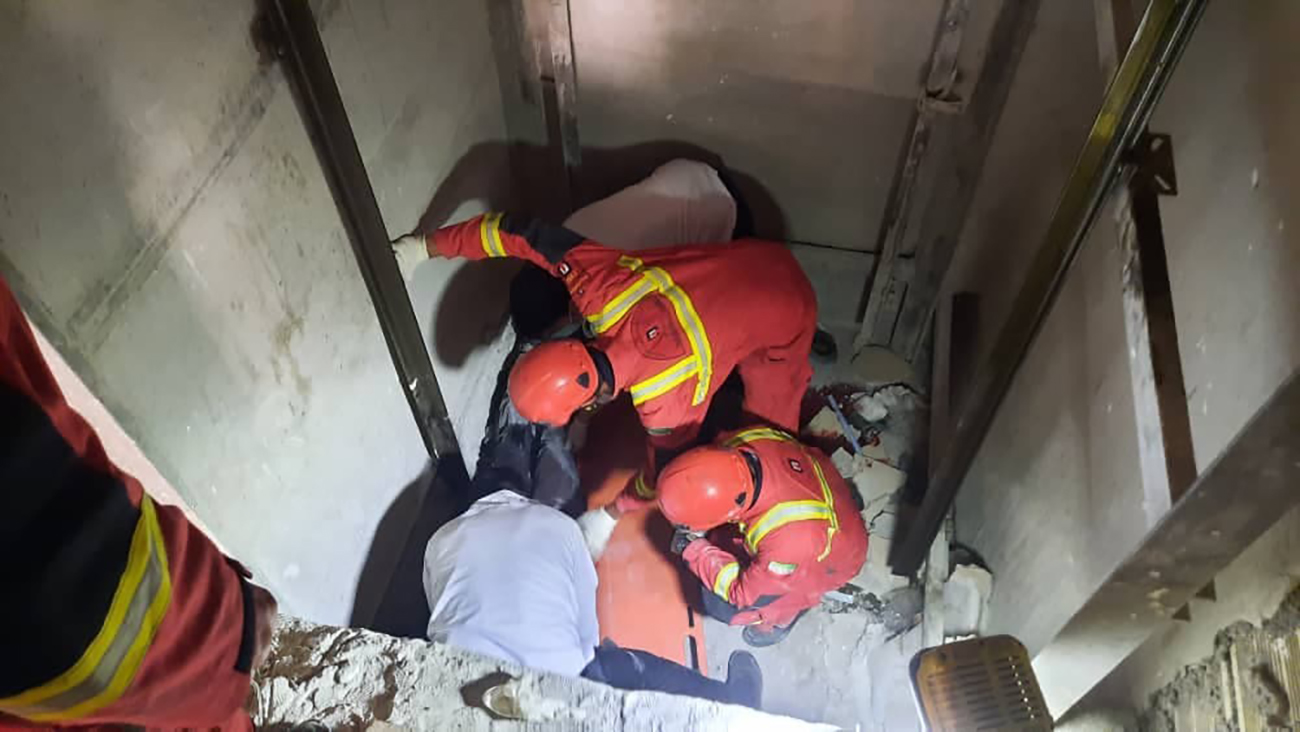 سقوط 3 کارگر در چاهک آسانسور