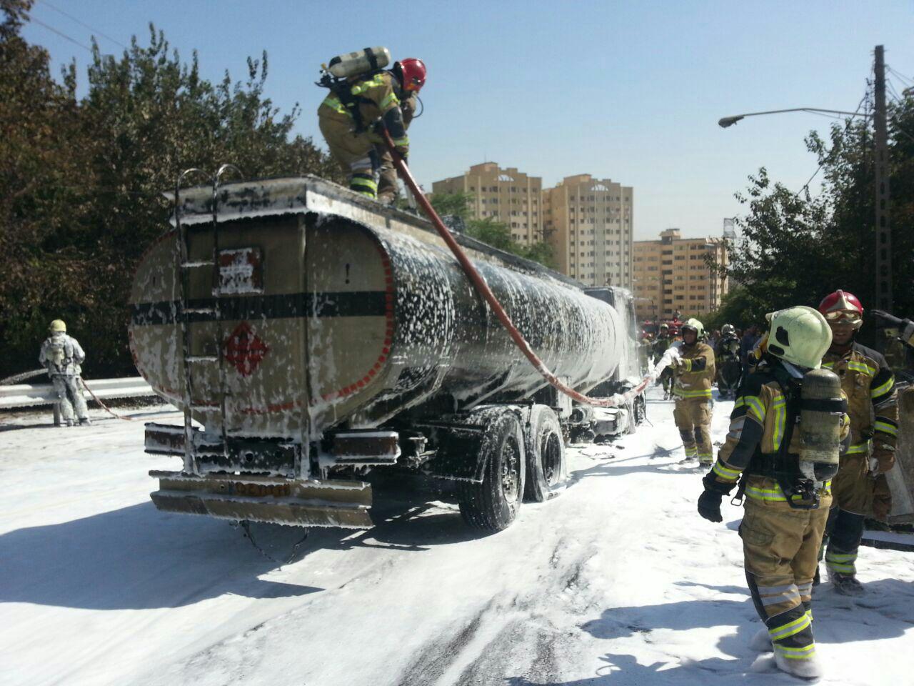 حریق تانکر 20 هزار لیتری مایعات نفتی در فلکه سوم شهران