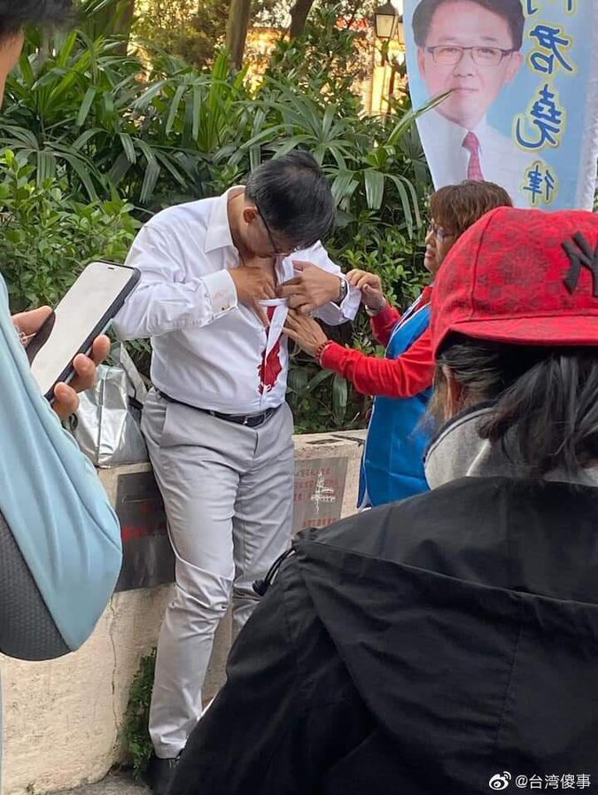 حمله معترض هنگ‌کنگی به یک قانونگذار با سلاح سرد