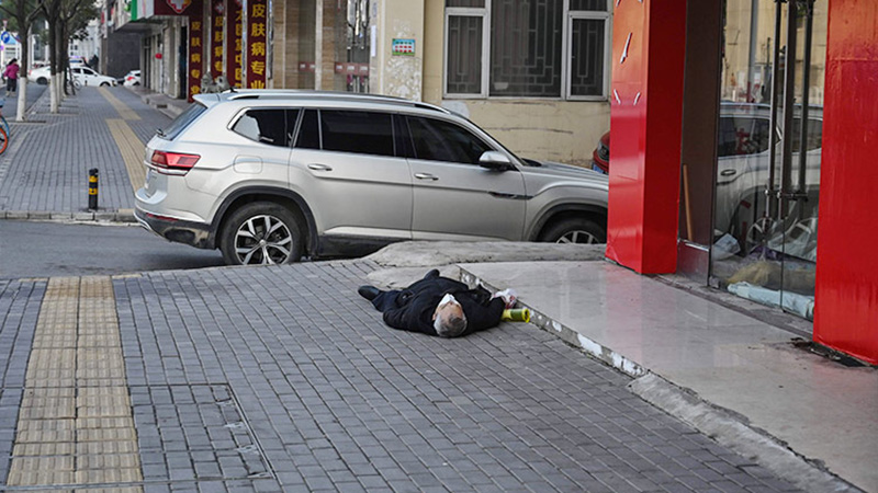 جسد مردی در پیاده رو ووهان چین !