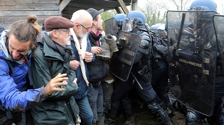 درگیری پلیس فرانسه با فعالان محیط زیست‎