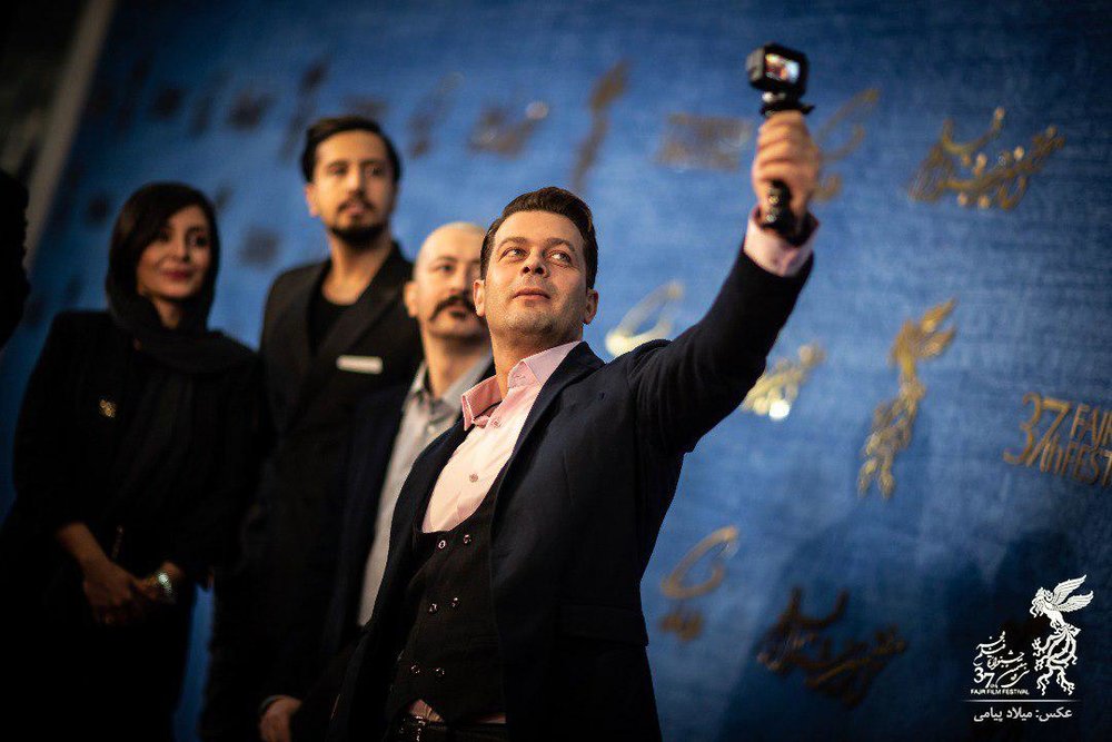 حمید فرخنژاد، ساره بیات و بازیگران «سمفونی نهم» در مراسم فرش قرمز جشنواره فجر