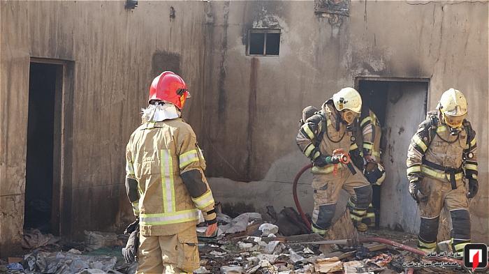 آتش سوزی ضایعات در کارخانه متروکه در شرق تهران