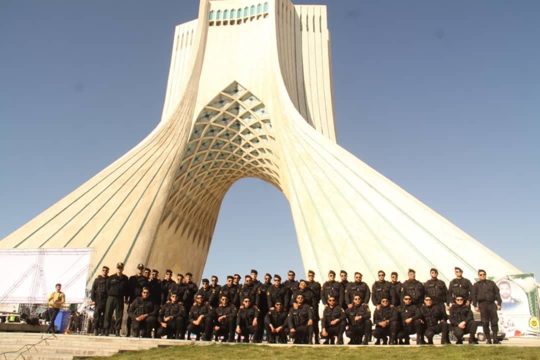 نمایش اقتدار یگان امداد فرماندهی انتظامی تهران بزرگ در میدان آزادی