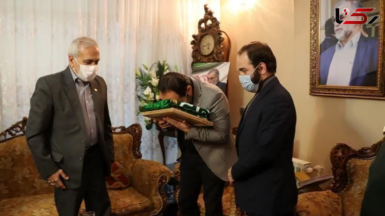پرچم آستان رضوی به خانواده دانشمند شهید فخری زاده اهدا شد