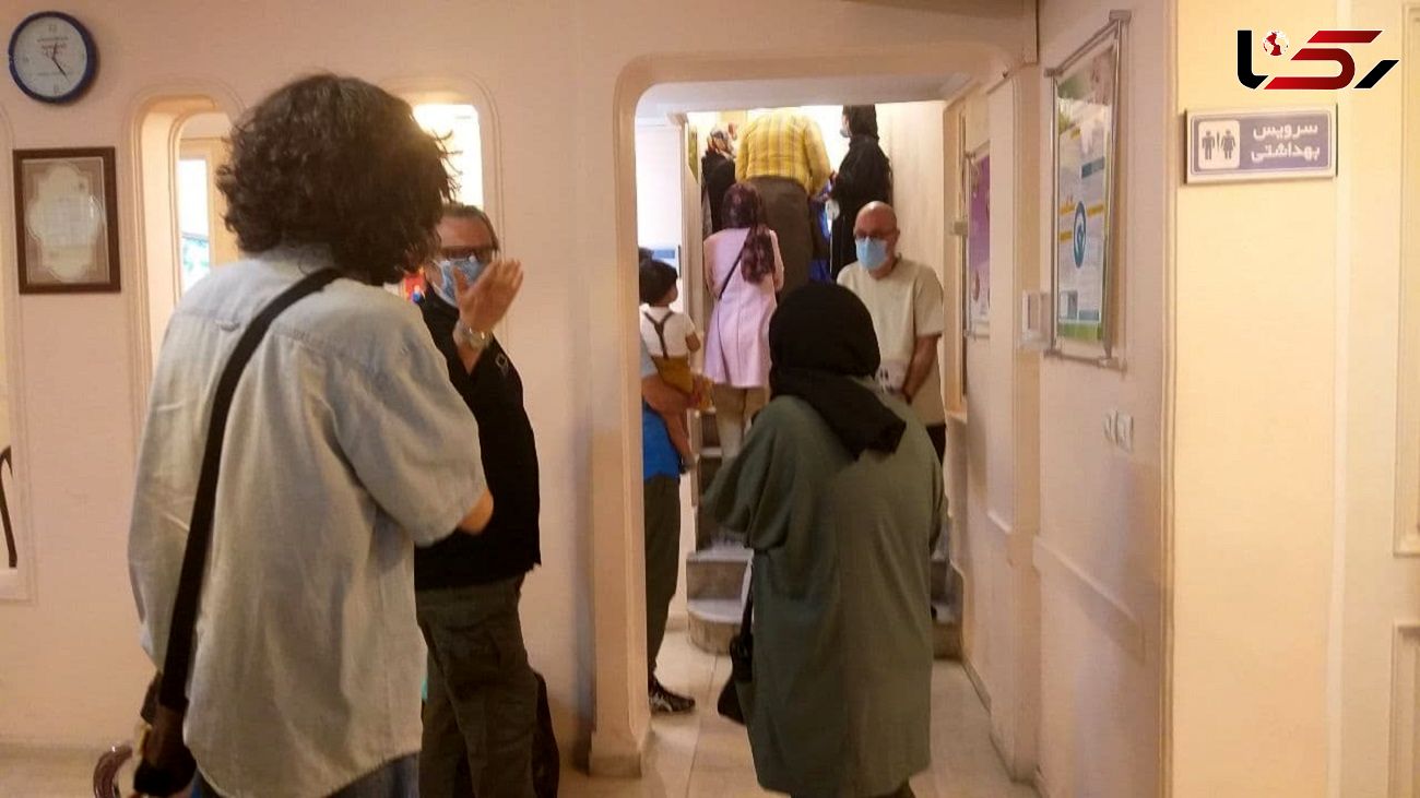 وزارت بهداشت در حال هم زدن آش شله قمکار ثبت نام واکسن کرونا / نام نویسی حضوری در حال انجام است + فیلم