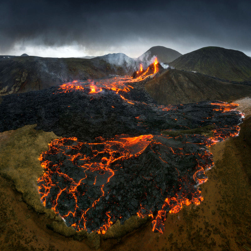 این عکاس از فاصله‌ای نزدیک و باورنکردنی از فوران آتشفشان ایسلند عکس تهیه کرده