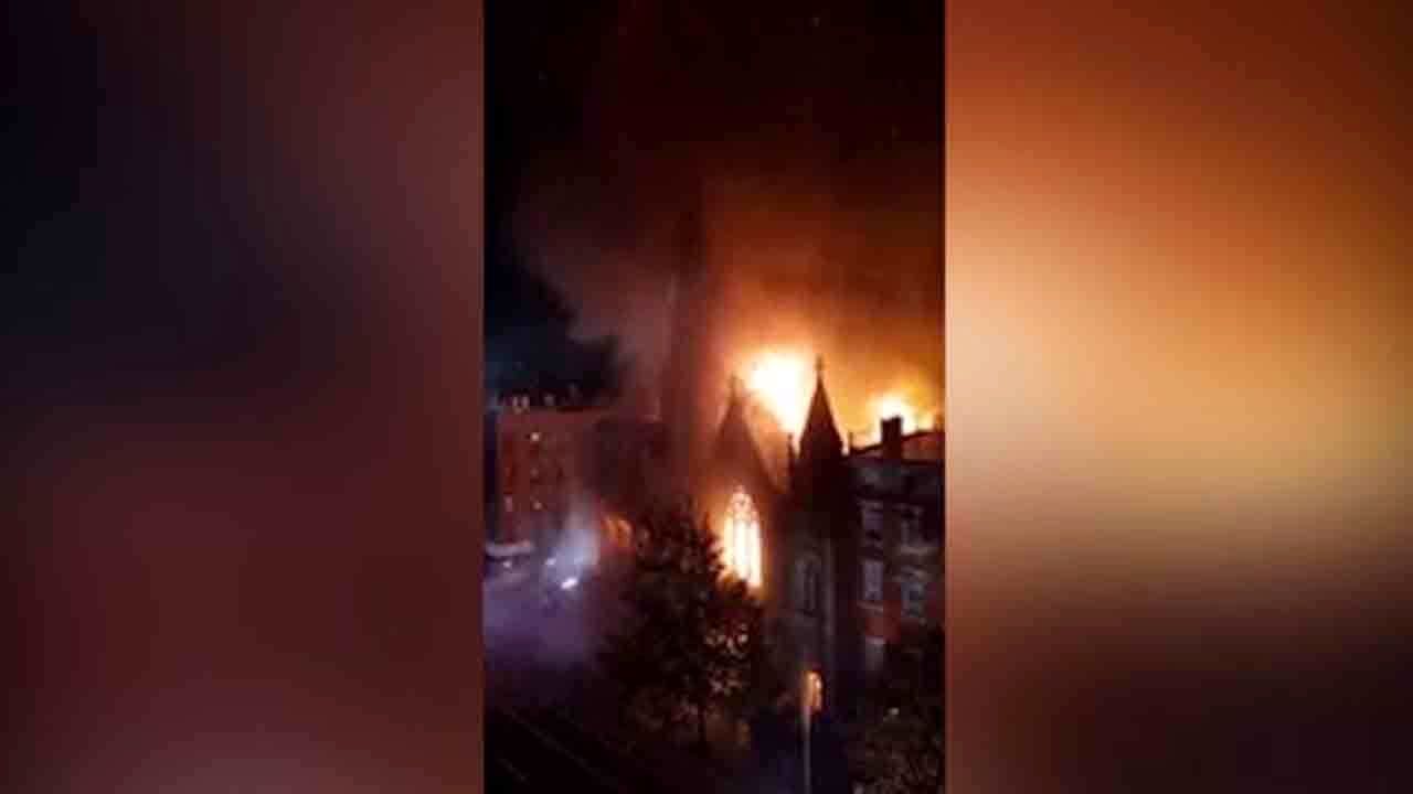 تصاویری از آتش سوزی در کلیسای تاریخی منهتن نیویورک