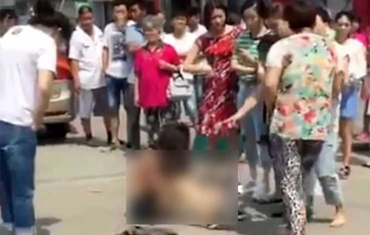 فیلم برهنه کردن دختر جوان از سوی چند زن در خیابان این دختر معشوقه شوهر یکی از این زنان بود فیلم و عکس