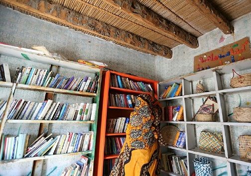 دستان پر مهری که با عشق فرهنگ کتابخوانی را در روستاها ترویج می دهد