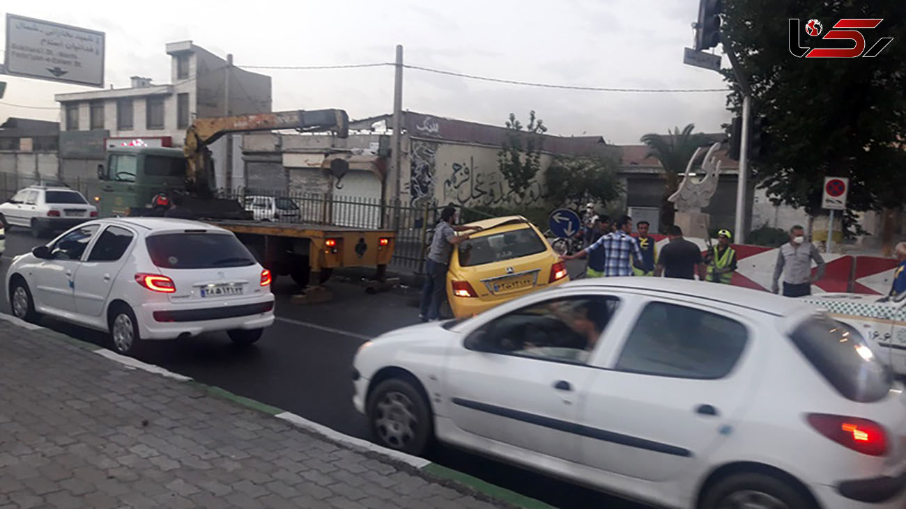 عکس های تصادف شدید تاکسی با نرده های پل بعثت / راننده خواب بود