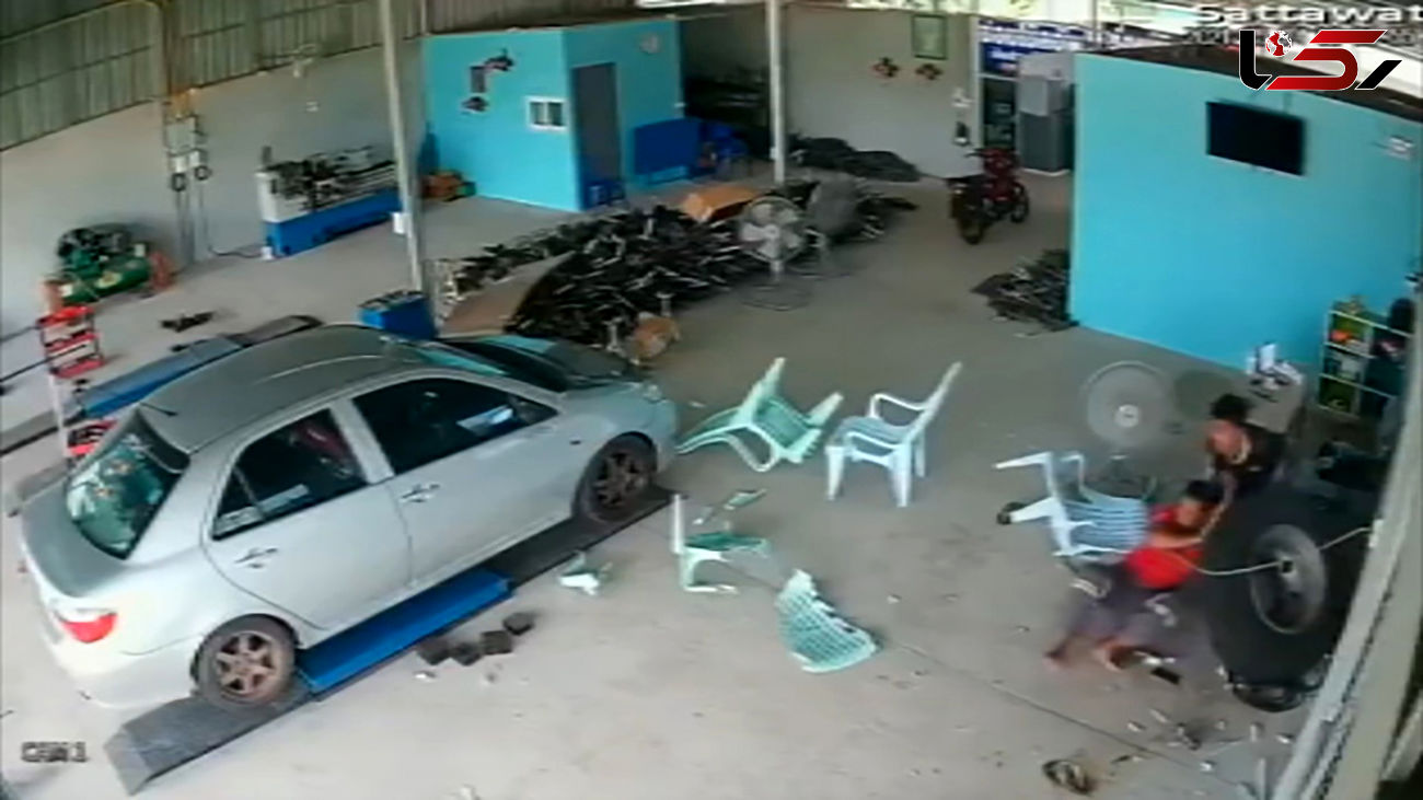 برخورد شدید لاستیک کامیون به یک مکانیکی + فیلم 