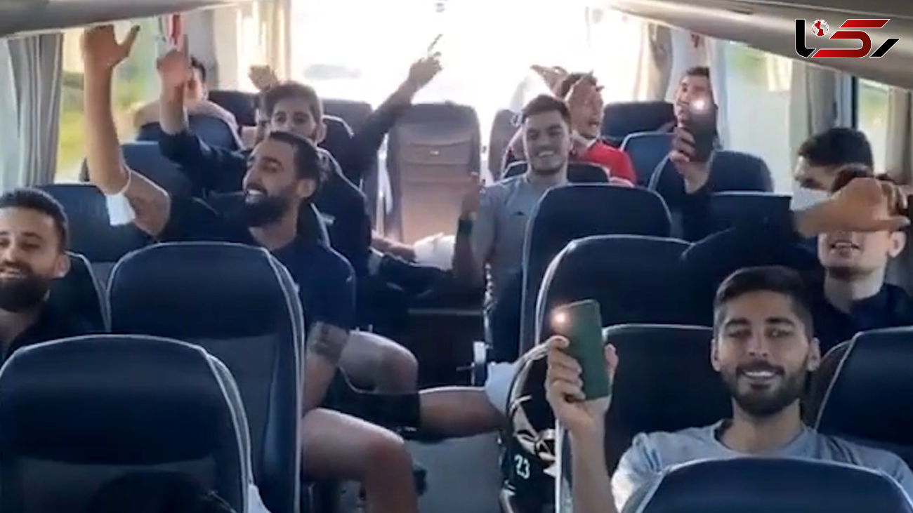 آوازخوانی ترکی ملی پوشان والیبال ایران در اتوبوس + فیلم