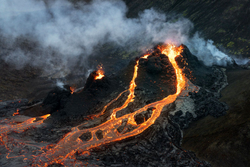 این عکاس از فاصله‌ای نزدیک و باورنکردنی از فوران آتشفشان ایسلند عکس تهیه کرده