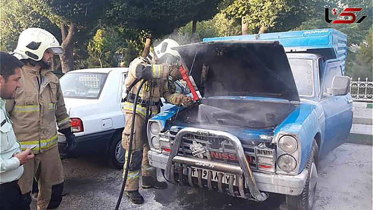 تلاش آتش نشانان برای مهار آتش سوزی نیسان وانت + عکس ها 