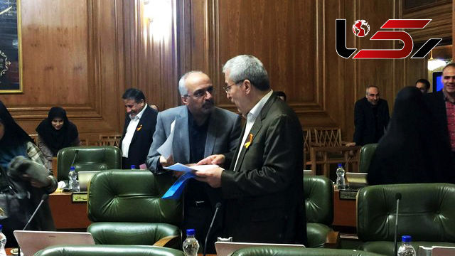 نماد «ممنوعیت خشونت علیه زنان» بر سینه اعضای شورای شهر