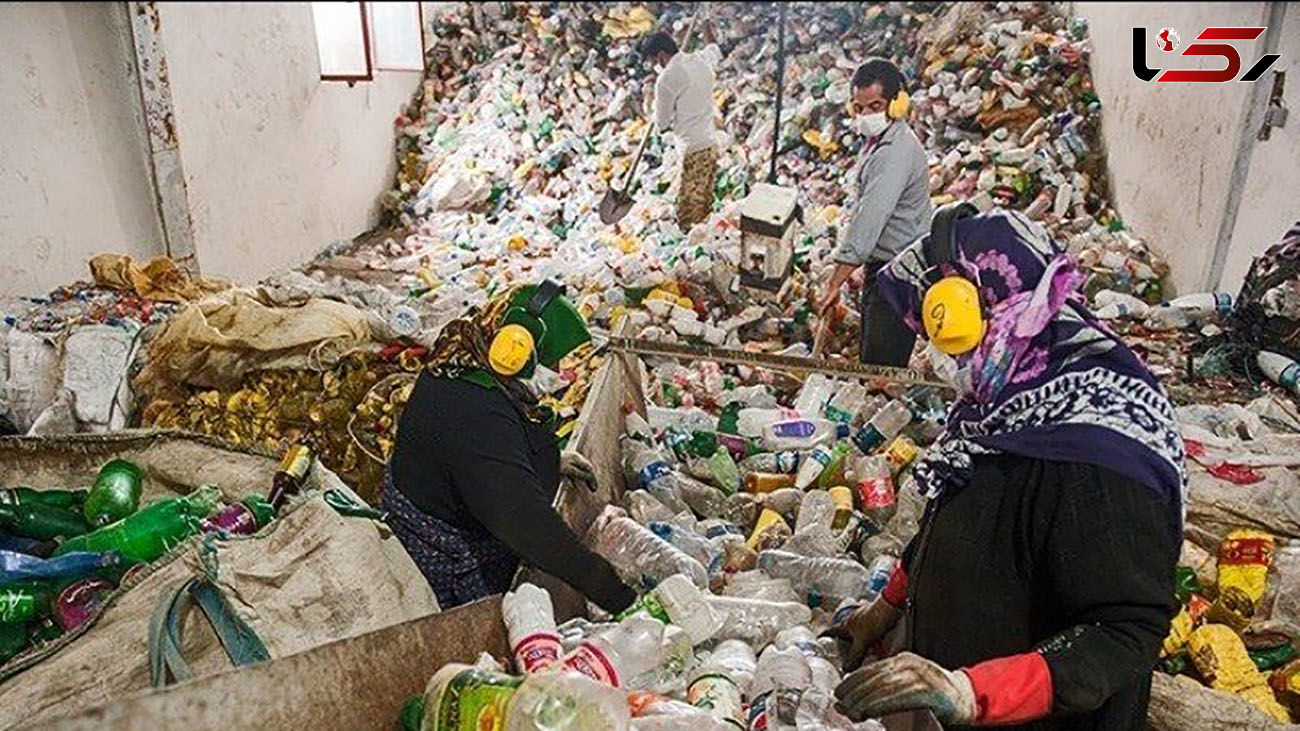 جستجوی زنانه برای یک لقمه نان در کوه های زباله اهواز عکس